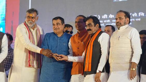 नितिन गडकरी ने जबलपुर में 4054 करोड़ रुपये की 8 राष्ट्रीय राजमार्ग परियोजनाओं का किया उद्घाटन और शिलान्यास