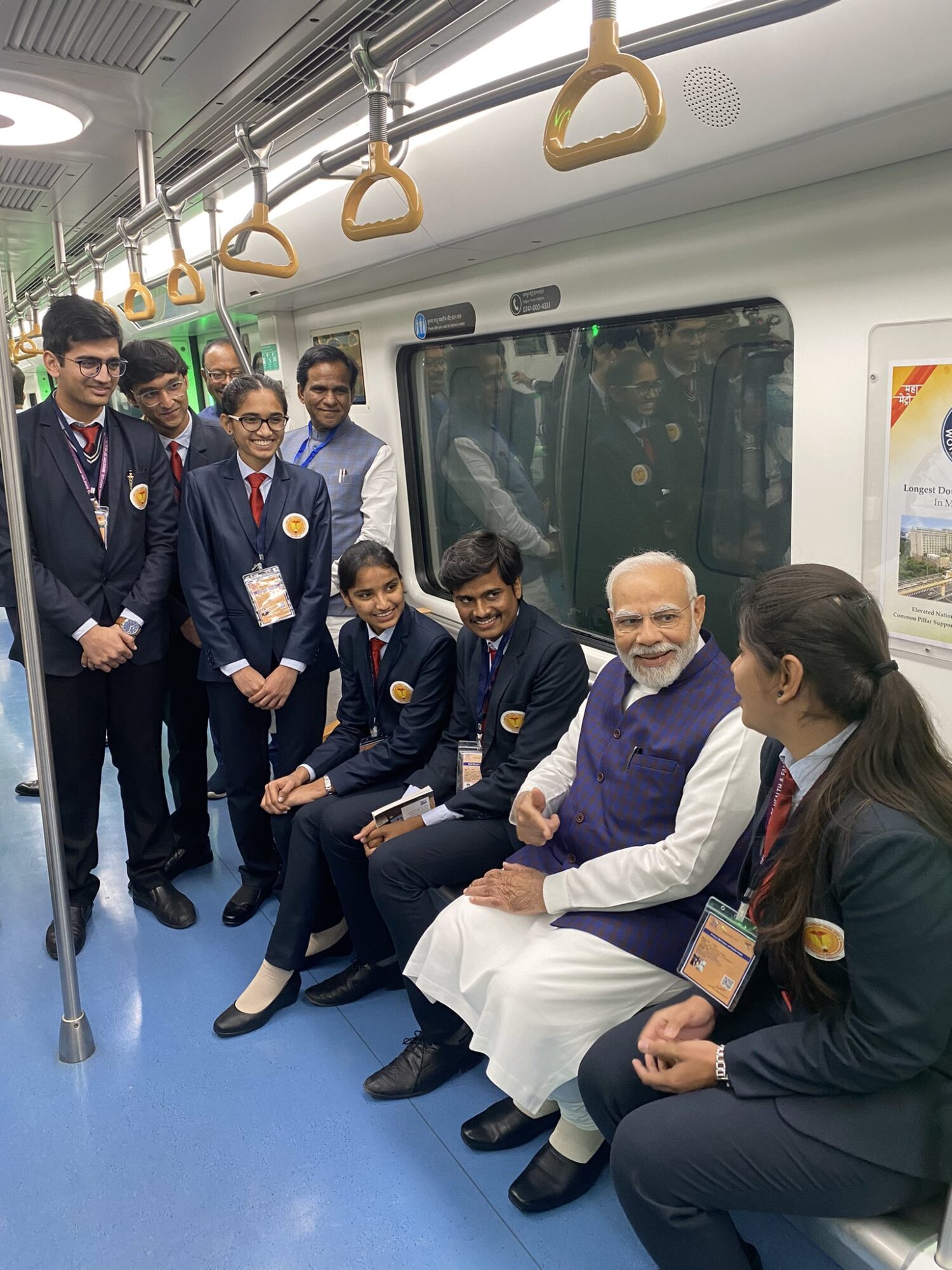 प्रधानमंत्री मोदी ने मेट्रो में की फ्रीडम पार्क मेट्रो स्टेशन से खापरी मेट्रो स्टेशन तक यात्रा