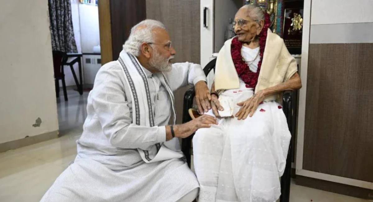 pm modi with his mother