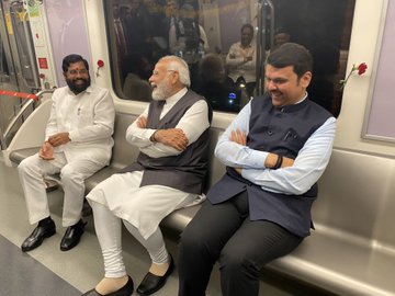 प्रधानमंत्री ने महाराष्ट्र के मुंबई में गुंदवली मेट्रो स्टेशन से मोगरा तक मेट्रो की सवारी की