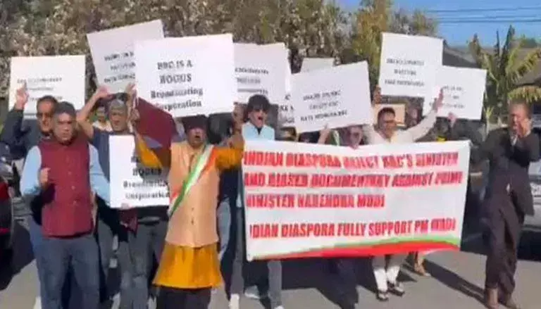 बीबीसी कार्यालयों के सामने बड़ी संख्या में प्रवासी भारतीय बीबीसी ने ‘इंडिया – द मोदी क्वेश्चन’ शीर्षक से दो-भाग के वृत्तचित्र के प्रसारण के विरोध में किया प्रदर्शन