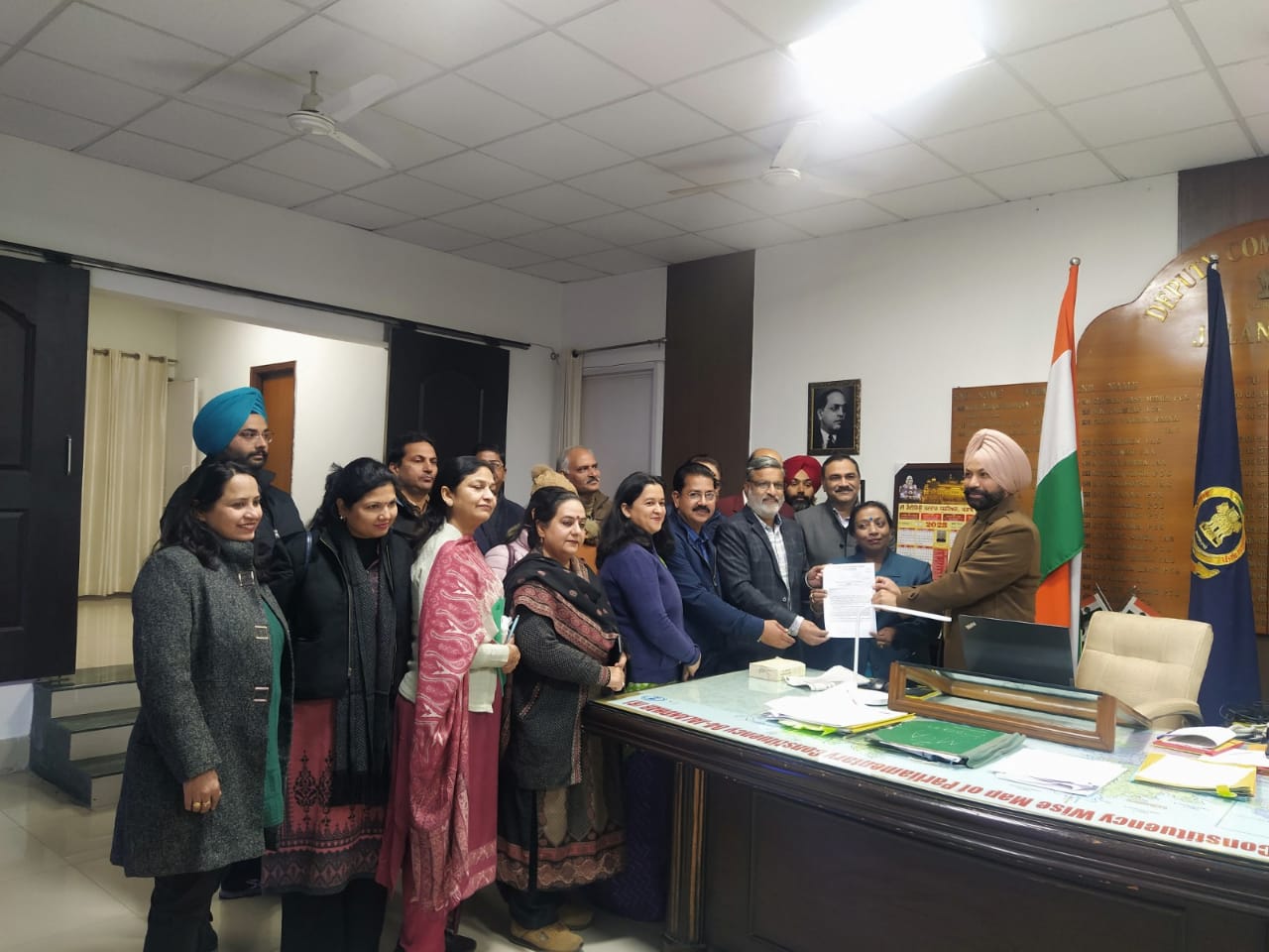 पंजाब सरकार की शिक्षा नीतियों के विरोध में डी सी को ज्ञापन सौंपा