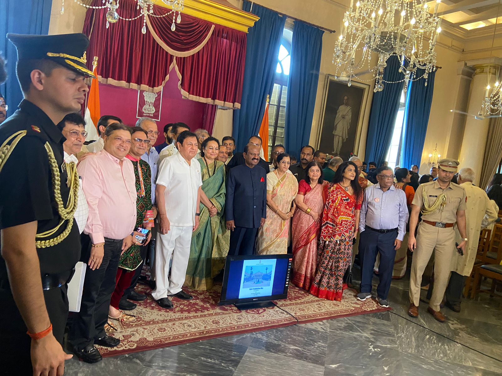 जम्‍मू-कश्‍मीर राजभवन में मनाया गया गुजरात और महाराष्‍ट्र का स्‍थापना दिवस