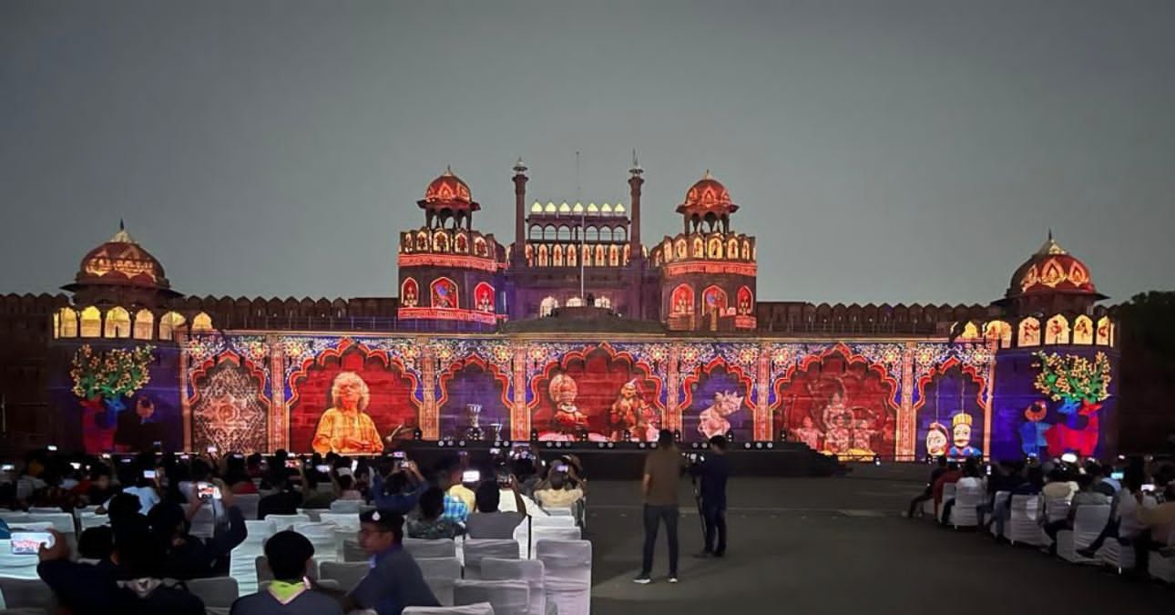 मन की बात की 100वीं कड़ी संपन्‍न होने का उत्‍सव मनाने के लिए संस्‍कृति मंत्रालय ने 13 प्रतिष्ठित स्थानों पर प्रोजेक्शन मैपिंग शो किए आयोजित 