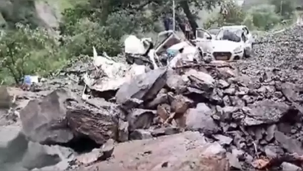 सड़क पर आए मलबे को पार करते समय उत्तरकाशी में यमुनोत्री नेशनल हाईवे पर पलटकर खाई में गिरा टैंपो