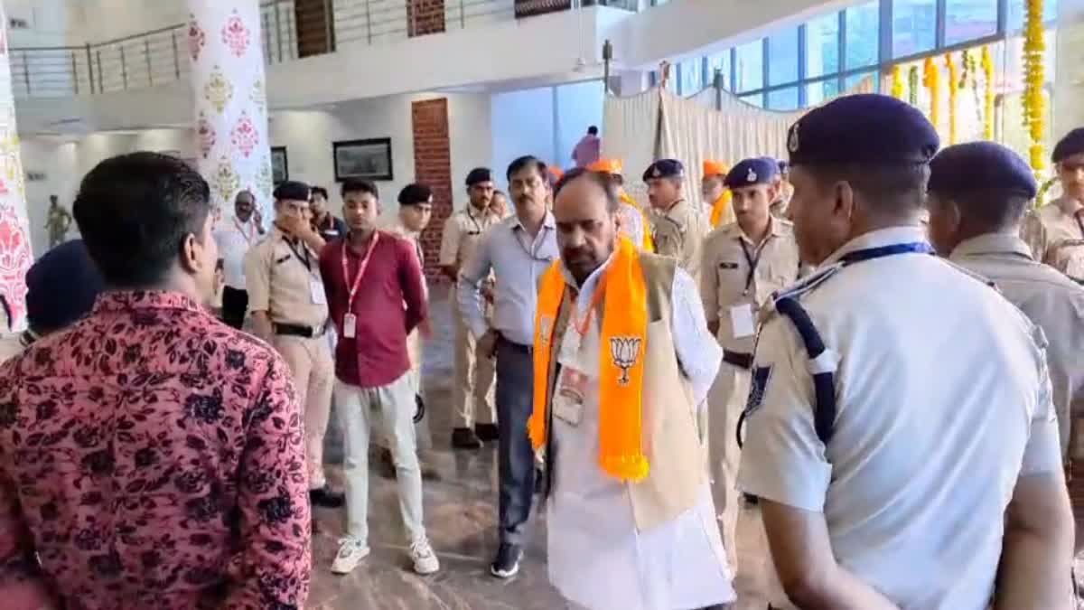 सुरक्षाकर्मियों ने प्रदेश कार्य समिति की बैठक में जाने से गोपाल भार्गव को रोका, बिफरे मंत्री ने कहा- मैं सीएम से बात करता हूं
