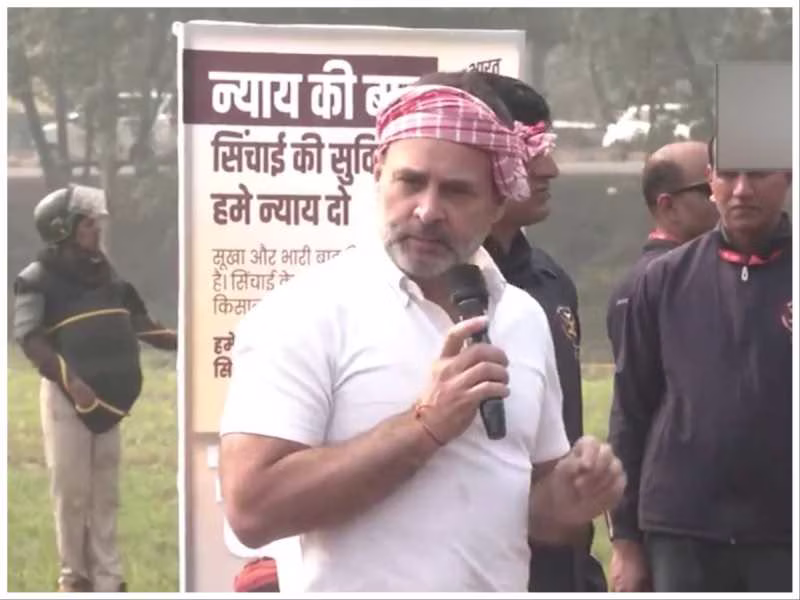 सिर पर गमछा बांधकर राहुल गांधी ने किसानों से की बात, ढाबे पर रूककर ली चाय की चुस्की