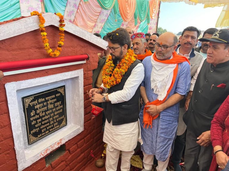 समग्र समाचार सेवा नई दिल्ली, 10 मार्च। केंद्रीय सूचना एवं प्रसारण और युवा एवं खेल मामलों के मंत्री अनुराग सिंह ठाकुर ने आज जानकारी देते हुए बताया कि हिमाचल प्रदेश के दौलतपुर चौक रेलवे स्टेशन के लिए (डीएलपीसी) ₹43 करोड़ से ज़्यादा की लागत से राशि से विकास व उन्नयन कार्यों को मंज़ूरी केंद्र सरकार से मिल मिल गई है। इन विकास कार्यों में दौलतपुर चौक रेलवे स्टेशन में रोलिंग स्टॉक के बेहतर रखरखाव के लिए एक नए काम्प्लेक्स और नई कवर्ड वाशिंग लाइन का निर्माण सम्मिलित है। केंद्रीय मंत्री श्री अनुराग ठाकुर ने इस मंज़ूरी के लिए प्रधानमंत्री श्री नरेंद्र मोदी जी व केंद्रीय रेल मंत्री श्री अश्वनी वैष्णव जी के प्रति आभार प्रकट किया है। श्री अनुराग ठाकुर ने कहा कि “ हिमाचल प्रदेश में बेहतर कनेक्टिविटी सुविधा उपलब्ध कराने की दिशा में सदा मैं प्रयासरत रहा हूँ। आदरणीय प्रधानमंत्री श्री नरेन्द्र मोदी जी ने हिमाचल प्रदेश में भी बेहतर कनेक्टिविटी सुनिश्चित करने के लिए कोई कसर नहीं छोड़ी है। चाहे रोड हो रेल हो या हवाई सेवा हो पिछले 10 वर्षों में हिमाचल को अनेकों सौग़ातें मोदी सरकार ने दी है। मुझे यह बताते हुए बहुत ही हर्ष का अनुभव हो रहा है कि आज दौलतपुर चौक रेलवे स्टेशन पर ₹ 43 करोड़ से ज़्यादा की लागत से होने वाले विकास कार्यों की मंज़ूरी केंद्र की मोदी सरकार ने दे दी है। यह मंज़ूरी देवभूमि हिमाचल के लिए एक बहुत बड़ी भेंट है। मैं इसके लिए आदरणीय प्रधानमंत्री श्री नरेंद्र मोदी जी व रेल मंत्री श्री अश्वनी वैष्णव जी का आभार प्रकट करता हूँ” आगे बोलते हुए श्री अनुराग ठाकुर ने कहा “ इस मंज़ूरी से हमारे दौलतपुर चौक रेलवे स्टेशन का इंफ़्रास्ट्रक्चर बेहतर होगा और साथ ही साथ भविष्य में इससे हिमाचल के लिए और अधिक ट्रेनें उपलब्ध कराने में मदद मिलेगी। धुलाई के लिए स्वीकृत नई कवर्ड वाशिंग लाइन से परिसर में स्वच्छता को बढ़ावा मिलेगा और यात्रियों को भी स्वच्छ सुविधाएं उपलब्ध हो सकेंगी। माननीय प्रधानमंत्री नरेंद्र मोदी जी एवं केंद्रीय रेल मंत्री श्री अश्वनी वैष्णव जी ने सदैव हिमाचल में रेल इंफ्रास्ट्रक्चर और कनेक्टिविटी को सुधारने को प्राथमिकता दी है। मैंने स्वयं रेल मंत्री श्री अश्वनी वैष्णव जी दौलतपुर चौक के उन्नयन कार्यों की मंज़ूरी देने के लिए आग्रह किया था जिस पर उन्होंने त्वरित मंज़ूरी भी दे दी” आगे बोलते हुए श्री अनुराग ठाकुर ने कहा “अभी हाल ही में मेरे अनुरोध पर इंदौर-चंडीगढ़ एक्सप्रेस जो सप्ताह मै दो बार चलती थी को अब ऊना तक एक्सटेंशन की मंज़ूरी रेलमंत्री जी ने दे दी थी। यह ट्रेन अब ऊना से इंदौर तक चलाई जाएगी जिससे प्रयागराज जाने वाले यात्रियों को आवागमन की बड़ी सुविधा मिलेगी। साथ ही ऊना हिमाचल से चल कर सहारनपुर जाने वाली ट्रेन का एक्सटेंशन हरिद्वार तक रेलमंत्री जी ने किया है। इससे पहले 17 फरवरी को मैंने चक्की नदी पर पुल निर्माण की मंजूरी दिलाई है जिससे जल्द पठानकोट से जोगिंदरनगर के बीच रेल सेवा बहाल हो जाएगी। इसके साथ ही कांगड़ा से नूरपुर के बीच का रेल ट्रैक भी जल्द रिस्टोर कर लिया जाएगा। इसके लिए भी मैंने माननीय रेल मंत्री जी से मिलकर मंजूरी दिलवा दी है।"  अनुराग ठाकुर ने कहा “ विकास ही हमारी प्राथमिकता है और मोदी सरकार ने ऊना को सौग़ातें देने में कोई कसर नहीं छोड़ी। आदरणीय प्रधानमन्त्री श्री नरेंद्र मोदी जी ने देश की चौथी वन्दे भारत ट्रेन की सौग़ात हिमाचल को दी जिसके शुभारंभ के लिए ख़ुद मोदी जी ऊना आये थे। हिमाचल में अब हिंदुस्तान की सबसे आधुनिक ट्रेन भाजपा के कारण ही चल पड़ी है। हिमाचल प्रदेश में रेलसेवाओं का विस्तार हो, हिमाचल को कनेक्टिविटी से जुड़ी कोई समस्या ना हो इसके लिए मोदी सरकार नई ट्रेनें चलाने से लेकर ज़रूरी इंफ़्रास्ट्रक्चर डेवलपमेंट इत्यादि पर पूरी गंभीरता से काम कर रही है। वित्तवर्ष 2023 - 24 के लिए हिमाचल प्रदेश में रेलवे विस्तार के लिए 1838 करोड़ रुपए मंज़ूर किए हैं। सामरिक महत्व की भानुपल्ली-बिलासपुर-बेरी रेल लाइन के लिए 1000 करोड़ ,चंडीगढ़-बद्दी रेललाइन को 450 करोड़ रुपये , नंगल- तलवाड़ा रेल लाइन के लिए 452 करोड़ रुपए वर्ष 2023-24 के बजट में मंज़ूर किए गये हैं। रेल विस्तार के लिए 1838 करोड़ रुपए की यह मंज़ूरी यूपीए शासन काल के वर्ष 2009 - 2014 से 17 गुना ज़्यादा है । वर्तमान में प्रदेश में ₹19556 करोड़ से 258 किलोमीटर की 4 परियोजनाओं पर काम जारी है”  अनुराग ठाकुर ने कहा” मेरे संसदीय क्षेत्र के ऊना ज़िले के गगरेट विधानसभा में वर्षों से माँग थी कि यहाँ के लोहारली खड्ड पर 500 मीटर लंबे डबल लेन की मंजूरी, दौलतपुर चौक रेलवे स्टेशन का लोकार्पण, अम्ब रेलवे स्टेशन तक रेल लाइन का विधुतीकरण व फ़ुटओवर ब्रिज का विस्तार, उना रेलवे स्टेशन पर दूसरे प्लेटफ़ॉर्म एवं फ़ुटओवर ब्रिज की मंज़ूरी,पुराने का का विस्तार, नई रेलगड़ियां की मंज़ूरी व चुरारू तकराला अंबाला कैंट-दौलतपुर चौक पैसेंजर स्पेशल ट्रेन व रायमेहतपुर सहारनपुर-ऊना हिमाचल पैसेंजर एक्सप्रेस का ट्रेन समेत प्रमुख गाड़ियों का स्टापेज पूरे हिमाचल के लिए मोदी सरकार की ओर से बड़ा तोहफ़ा है” आगे बोलते हुए श्री अनुराग ठाकुर ने कहा” वर्ष 2014 से मार्च-2019 तक अम्ब-अन्दौरा, चिंतपूर्णी मार्ग व दौलतपुर चौक रेलवे स्टेशन तक का कार्य मोदी सरकार के समय मे पूर्ण हुआ। आज ऊना व अम्ब अन्दौरा रेलवे स्टेशन से कुल 13 ट्रैन इस ज़िला को देश के अलग भागों से जोड़ती हैं। साबरमती रेलवे स्टेशन को भी ऊना से रोजाना ट्रैन चलती है। ऊना हमीरपुर रेल लाइन की घोषणा प्रधानमंत्री नरेंद्र मोदी जी ने वर्ष-2019 धर्मशाला में आयोजित इन्वेस्टर मीट में पुनः दोहराई थी। जबकि पूर्व में वर्ष 2014 से 2019 तक लोकसभा में पेश रेल बजट में तीन बार इस रेल लाइन को आर्थिक-समाजिक दृष्टि से महत्वपूर्ण माना गया व निर्माण में आगामी कारवाई के लिए बात दोहराई गयी थी लेकिन इस घोषणा को बल तब मिला जब प्रधानमंत्री मोदी जी ने हिमाचल प्रदेश को दूसरा घर मानते हुए इस रेललाइन के महत्व को जानते हुए स्वंय घोषणा कर प्रदेश की आर्थिकी में बल देने हेतु निर्माण की पूर्व औपचारिकताओं को पूर्ण करने हेतु रेल मंत्रालय को निर्देशित किया है। यह रेल लाइन माँ ज्वालामुखी, मां चिंतपूर्णी, मां ब्रजेश्वरी, मां चामुंडा इत्यादि को जोड़कर प्रदेश के धार्मिक-पर्यटन में बढ़ोतरी कर प्रदेश के राजस्व में बढ़ोतरी करेगा। वहीँ जिला हमीरपुर व ज़िला मंडी के सरकाघाट, धर्मपुर तहसील व जिला कांगड़ा के पालमपुर, बैजनाथ, जयसिंहपुर तहसील क्षेत्र इत्यादि से भारतीय सेना और अर्धसैनिक बल में कार्यरत युवाओं को यात्रा के लिए निकटतम रेलवे स्टेशन से लाभ प्राप्त करेगा। उना हमीरपुर रेल लाइन के निर्माण में 1500 करोड़ हिमाचल प्रदेश सरकार व 4300 करोड़ केंद्र सरकार वहन करेगी”