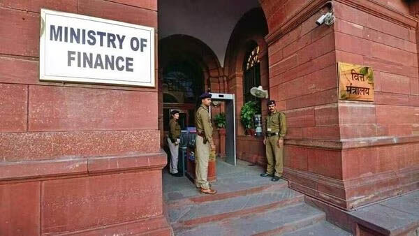 आज से आयकर व्यवस्था में नए बदलाव का वित्त मंत्रालय ने किया खंडन