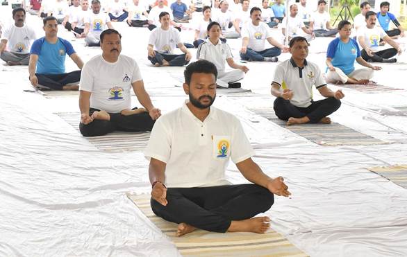 केंद्रीय नागरिक उड्डयन मंत्री ने 10वें अंतर्राष्ट्रीय योग दिवस पर नई दिल्ली के राजीव गांधी भवन में आयोजित योग कार्यक्रम में लिया भाग