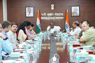 केन्द्रीय मंत्री एच. डी. कुमारस्वामी ने भारी उद्योग मंत्रालय के अधिकारियों के साथ की समीक्षा बैठक