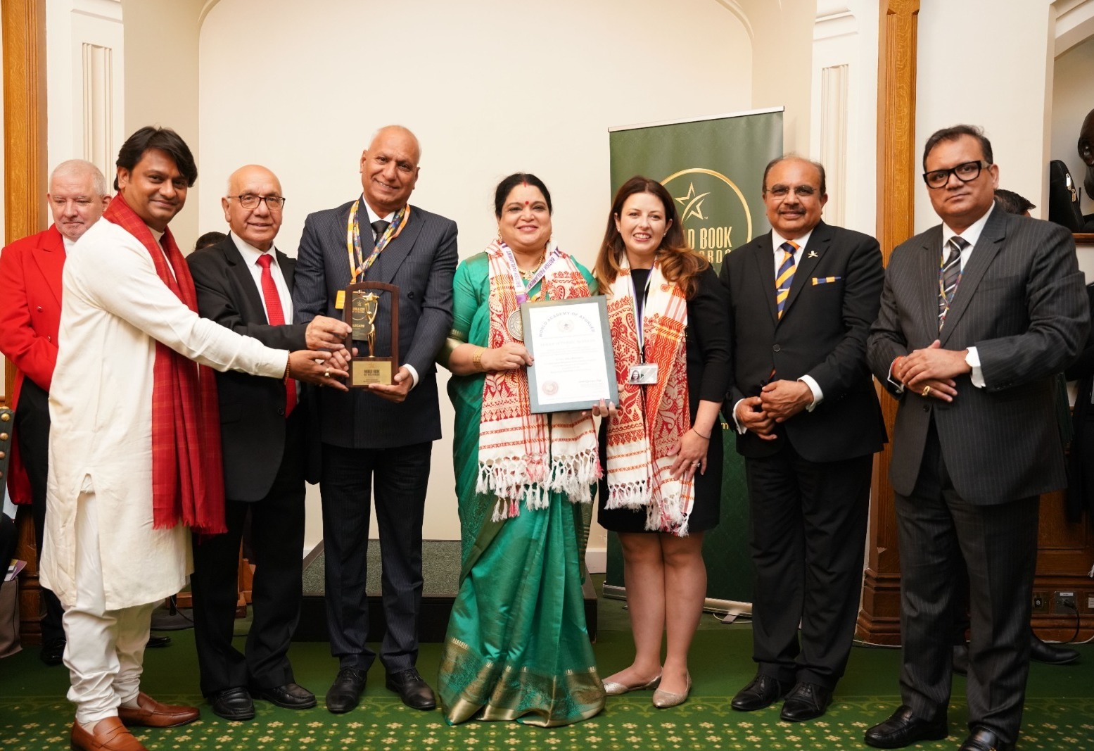 वर्ल्ड बुक ऑफ रिकॉर्ड्स द्वारा ब्रिटिश संसद में वैश्विक सामाजिक कार्यकर्ताओं और व्यावसायिक हस्तियों को किया गया सम्मानित