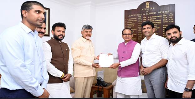 आंध्र प्रदेश के मुख्यमंत्री एन. चंद्र बाबू नायडू ने केंद्रीय मंत्री शिवराज सिंह चौहान से की भेंट