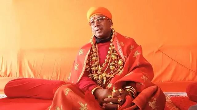 महाकुंभ 2025 में ‘गोल्डन बाबा’ की उपस्थिति: 6 करोड़ रुपये के सोने से सजे 67 वर्षीय संत