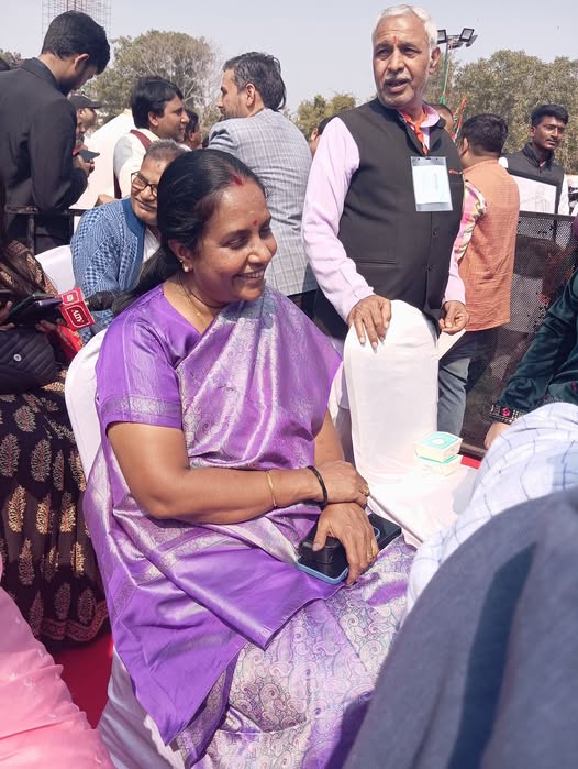 दिल्ली सीएम के शपथ ग्रहण समारोह में बीजेपी महिला मोर्चा अध्यक्ष वांति श्रीनिवासन की सादगी बनी चर्चा का विषय