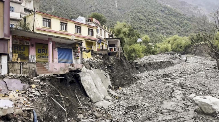 रामबन में कहर बनकर टूटी बारिश: अचानक बाढ़ ने छीन ली तीन ज़िंदगियाँ