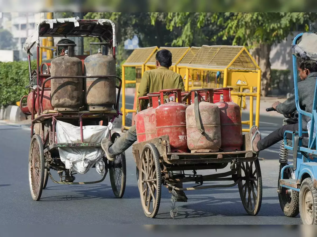 नए वित्तीय वर्ष में व्यापारियों को राहत, 19 किलो के कमर्शियल LPG सिलेंडर के दाम घटे