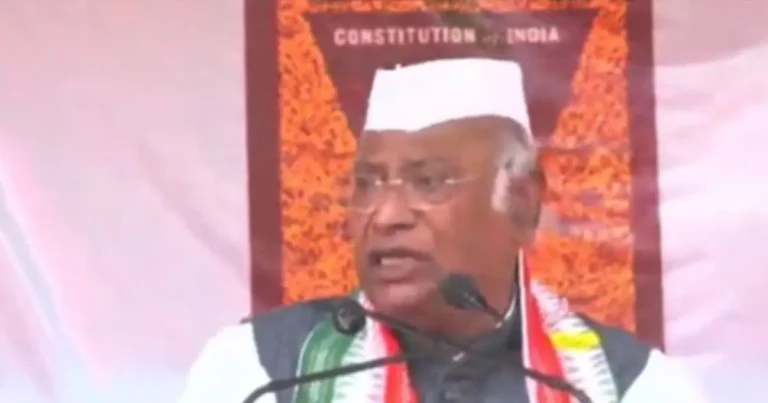 मल्लिकार्जुन खड़गे की बक्सर की जनसभा में नहीं जुटी भीड़, जिलाध्यक्ष मनोज कुमार पांडे सस्पेंड — कांग्रेस कार्यकर्ताओं में नाराज़गी और हताशा