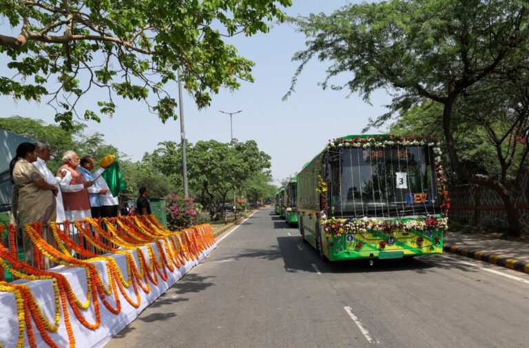 प्रधानमंत्री ने दिल्ली में इलेक्ट्रिक बसों को हरी झंडी दिखाई, स्वच्छ परिवहन को बढ़ावा