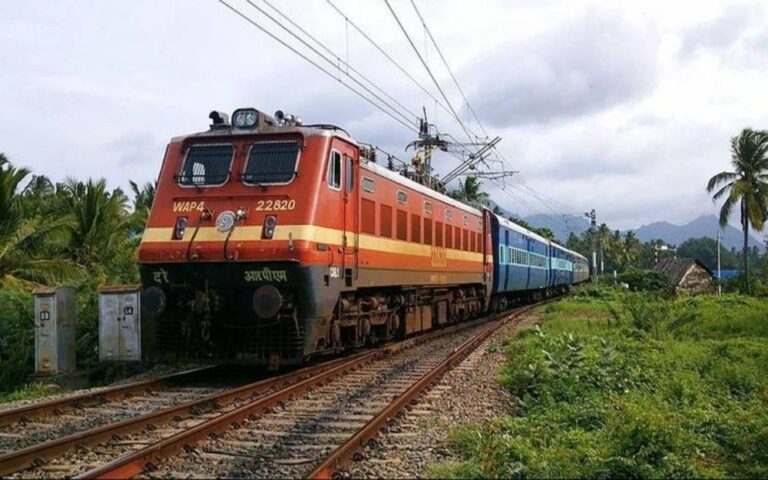 किराया बढ़ोतरी के बाद रेलवे शेयरों में तेज़ उछाल