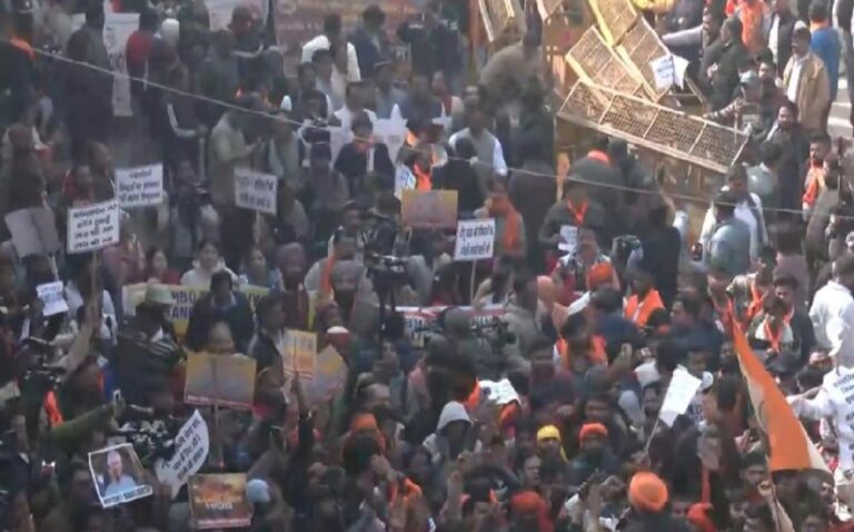विश्व हिंदू परिषद : बांग्लादेश उच्चायोग, दीपू दास हत्या पर उग्र प्रदर्शन, आक्रोश