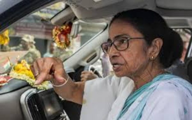 बंगाल सियासी संकट: ममता बनर्जी के इस्तीफे से इनकार के बाद टकराव की स्थिति