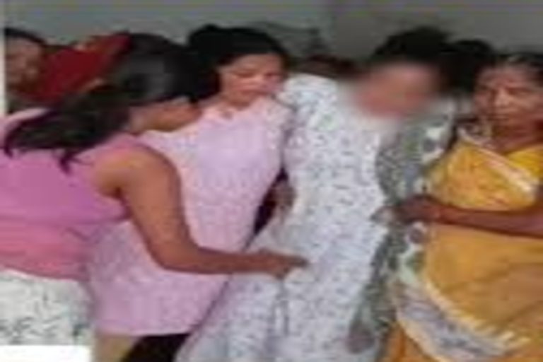 # चंदौली में SP महिला मोर्चा की ज़िला अध्यक्ष पर हमला, संपत्ति विवाद का एंगल सामने आया