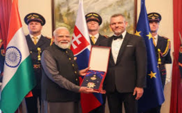 प्रधान मंत्री नरेंद्र मोदी स्लोवाक गणराज्य के सर्वोच्च राष्ट्रीय सम्मान से सम्मानित