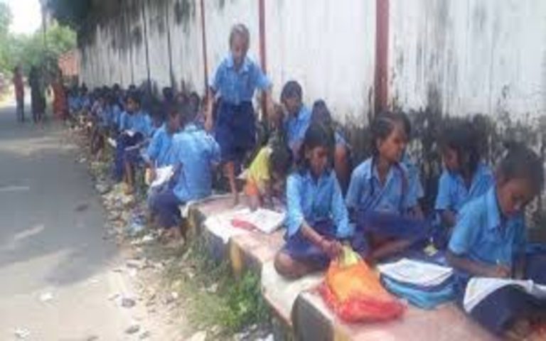 मंत्रियों के बच्चों की विदेश शिक्षा और भारत के स्कूलों की बदहाल स्थिति