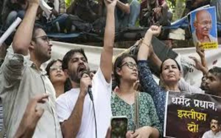जंतर-मंतर पर कॉकरोच जनता पार्टी का प्रदर्शन, शिक्षा मंत्री के इस्तीफे की माँग