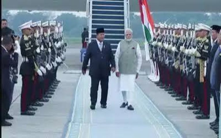 प्रधानमंत्री  नरेंद्र मोदी : इंडोनेशिया में भव्य स्वागत सेना के विमान द्वारा एस्कॉर्ट