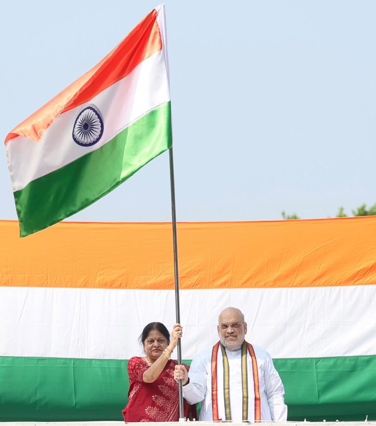 अमित शाह ने ‘हर घर तिरंगा’ अभियान के तहत तिरंगा फहराया